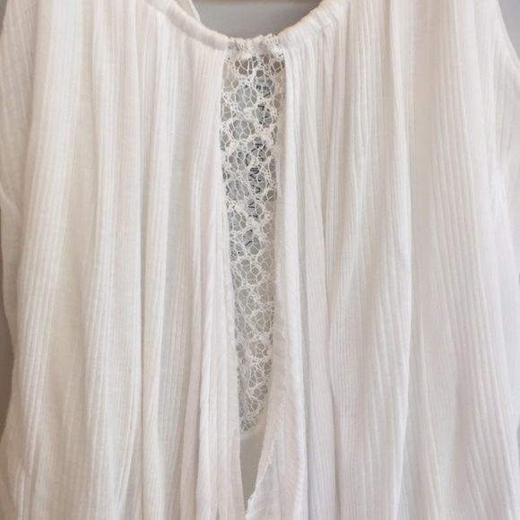 Romantics ivory sleeveless blouse - Small - Picture 2 of 8